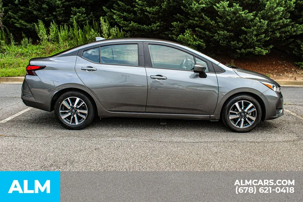 Nissan Versa photo 8