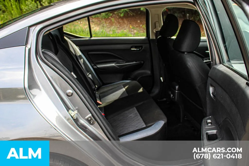 Nissan Versa photo 18