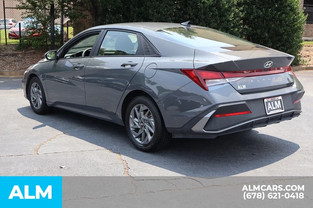 Hyundai Elantra photo 8