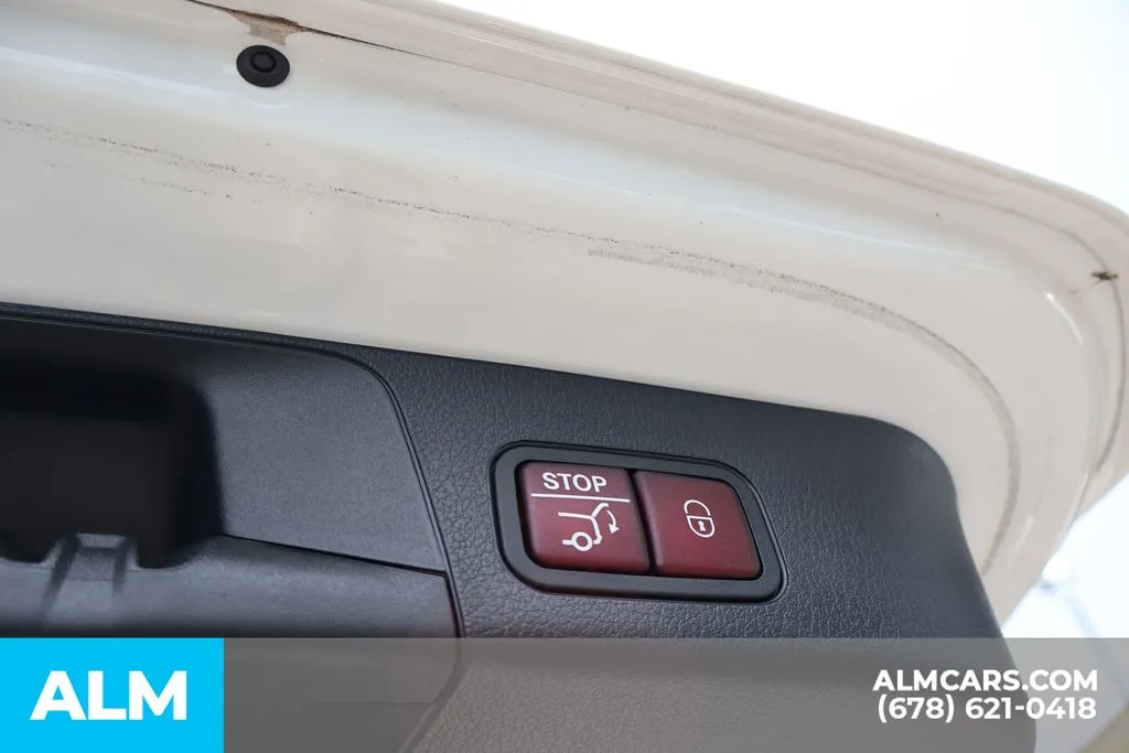 Mercedes-Benz GLB photo 23