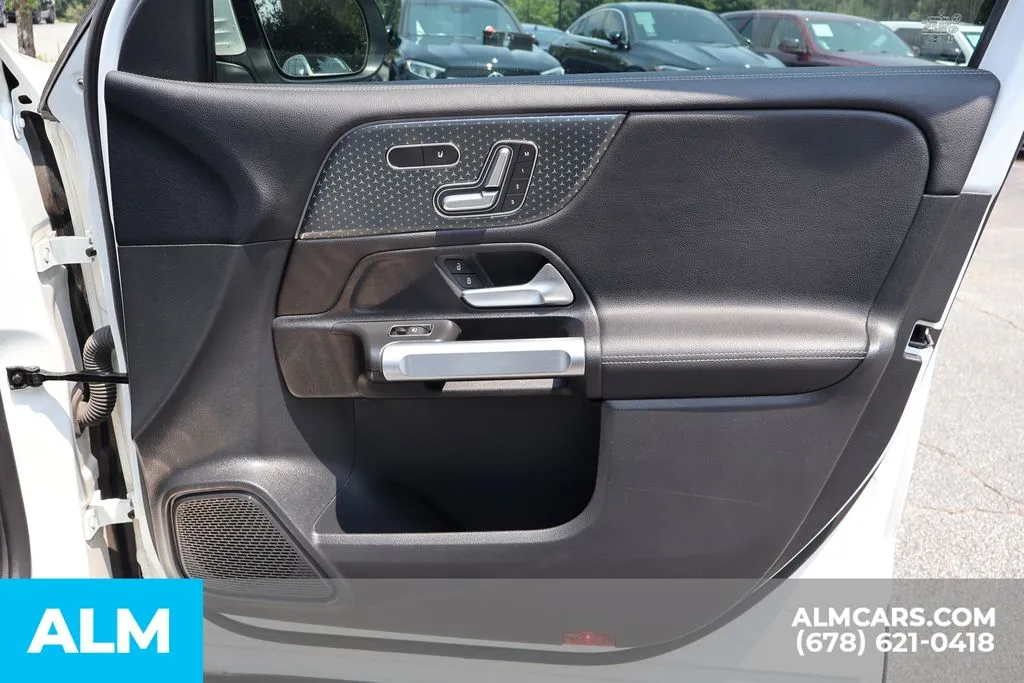 Mercedes-Benz GLB photo 31