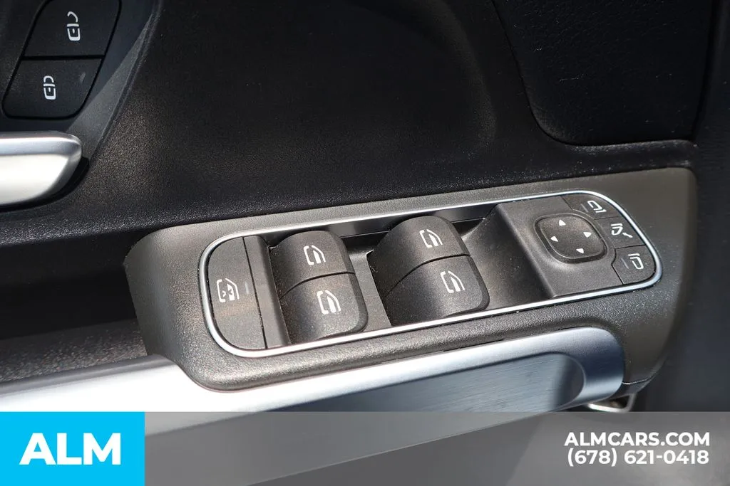 Mercedes-Benz GLB photo 12