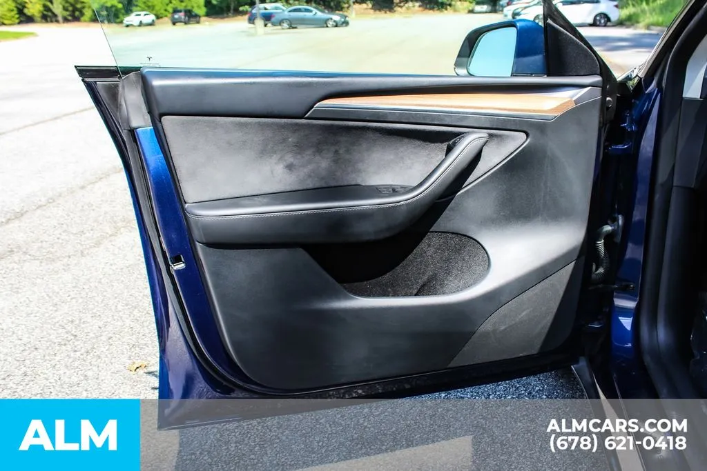 Tesla Model Y photo 32
