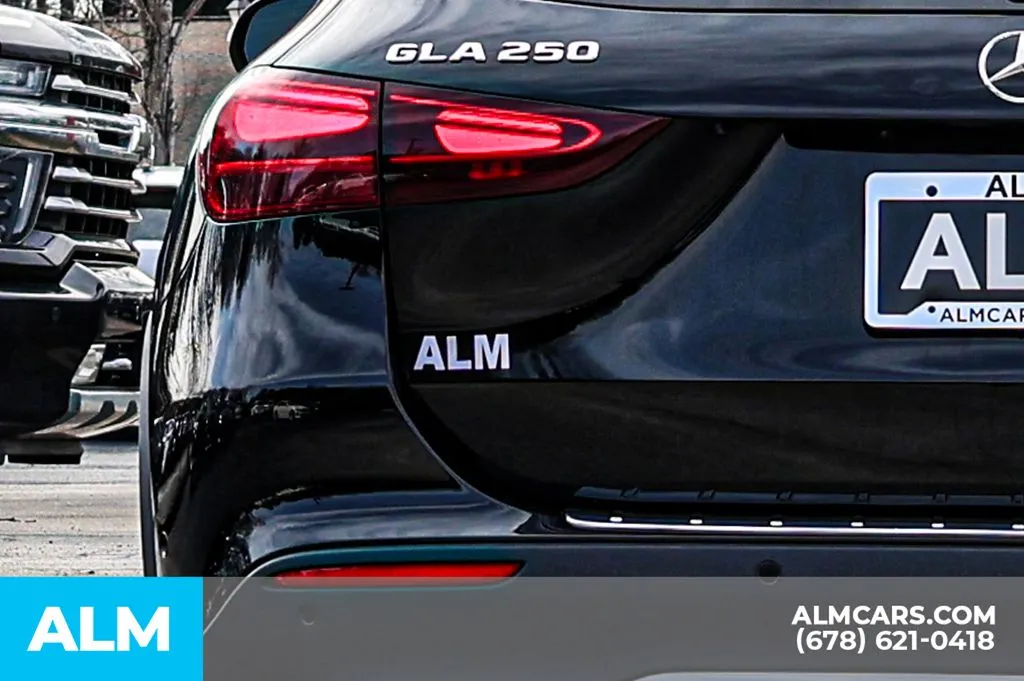 Mercedes-Benz GLA photo 12