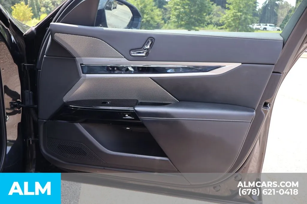 BMW i7 photo 30