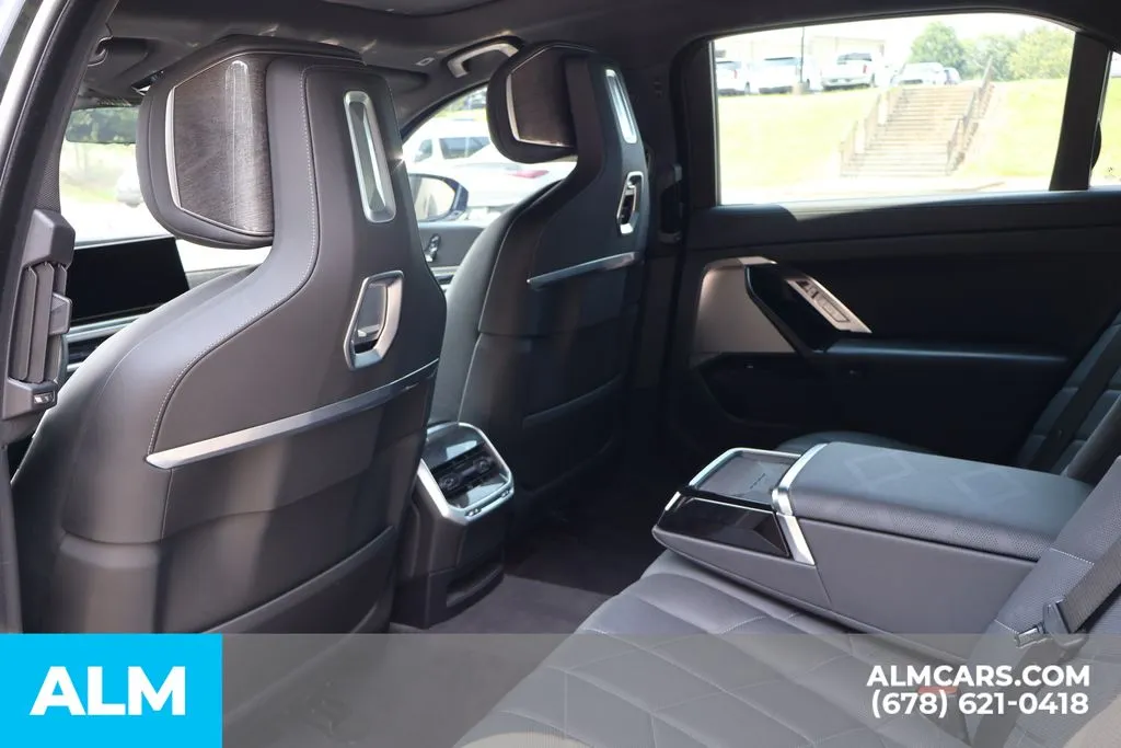 BMW i7 photo 17