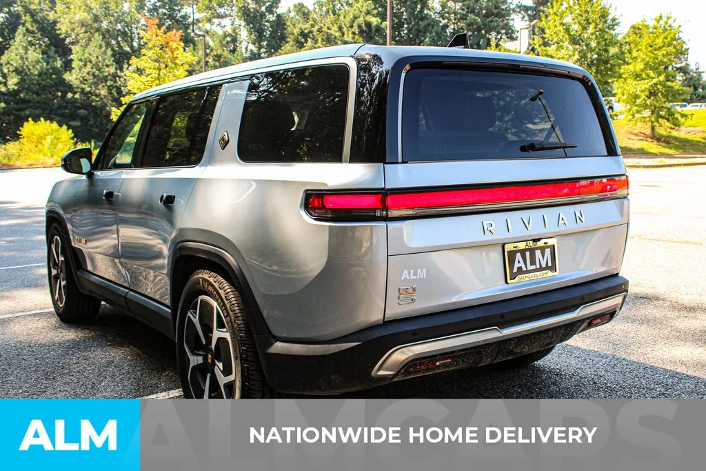 Rivian R1S photo 4
