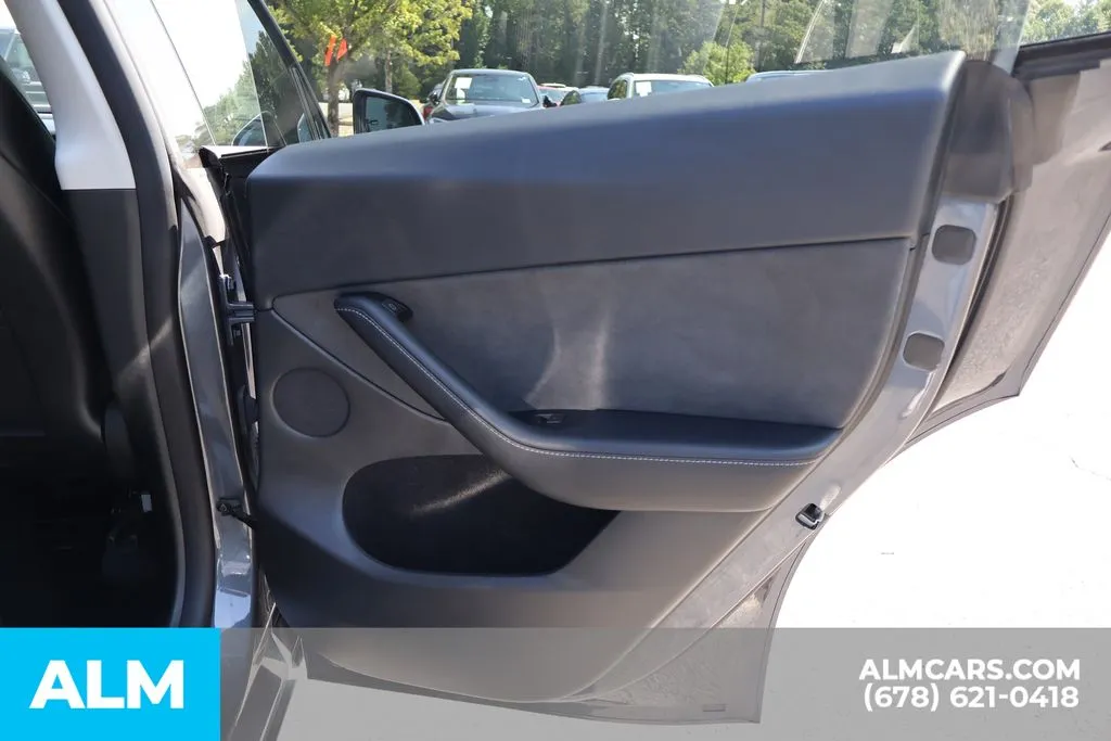 Tesla Model Y photo 27
