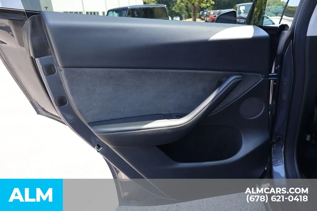 Tesla Model Y photo 15