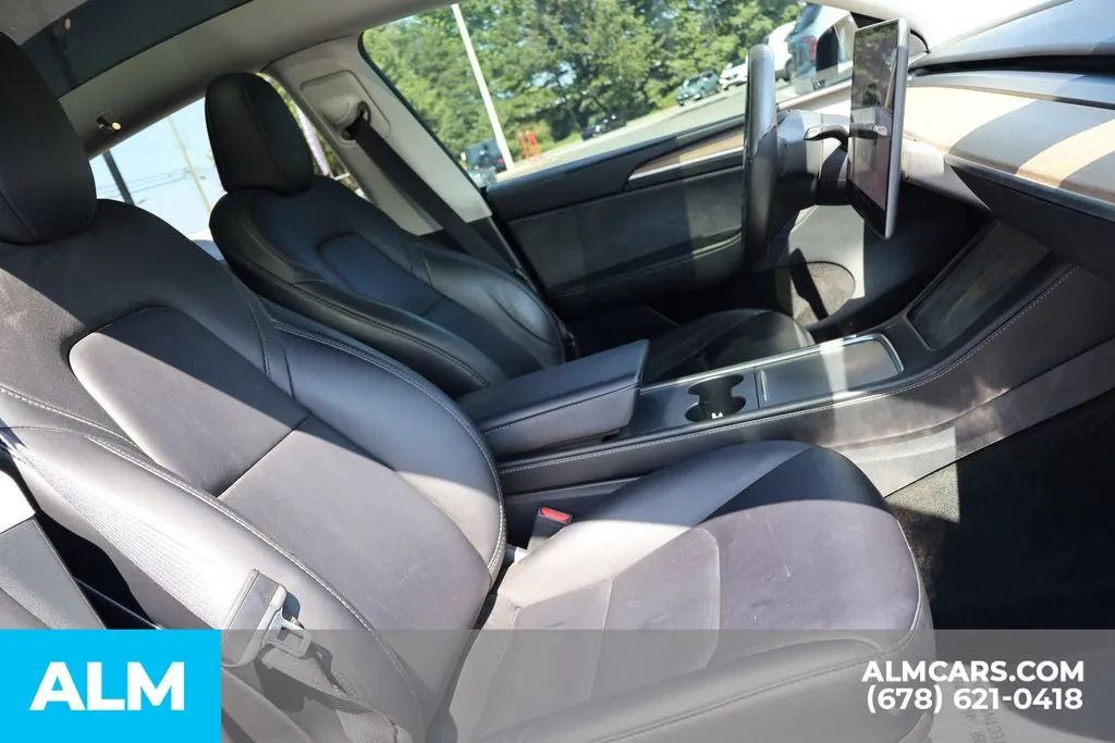 Tesla Model Y photo 28