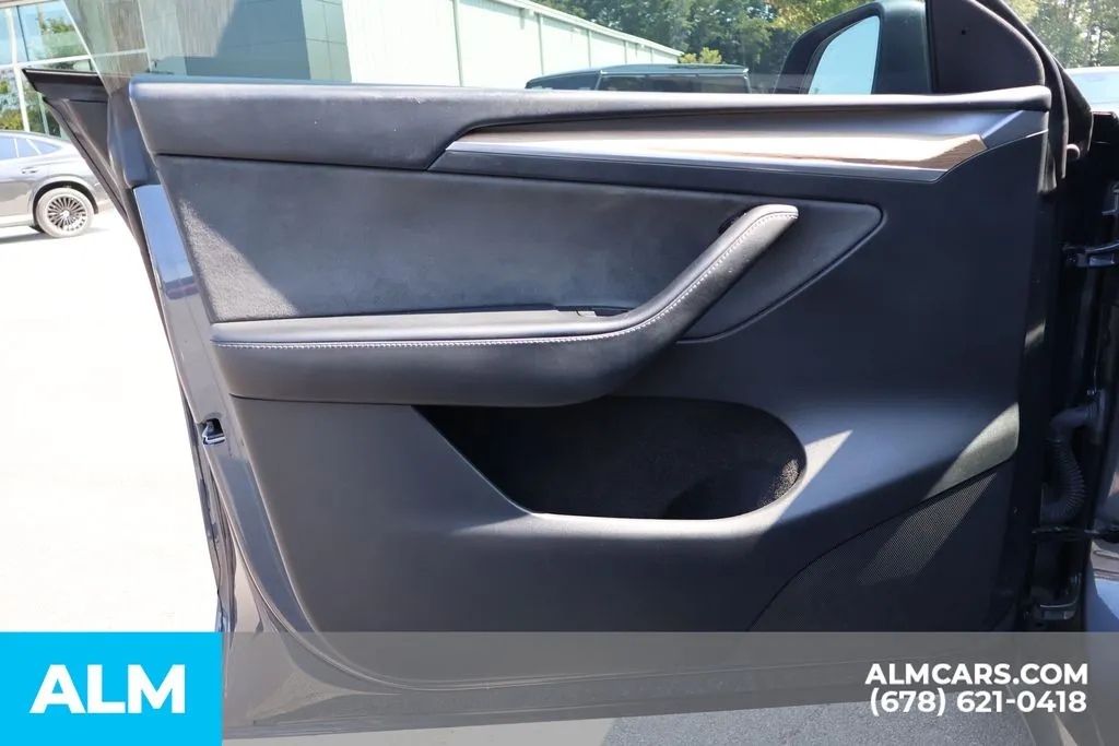 Tesla Model Y photo 12