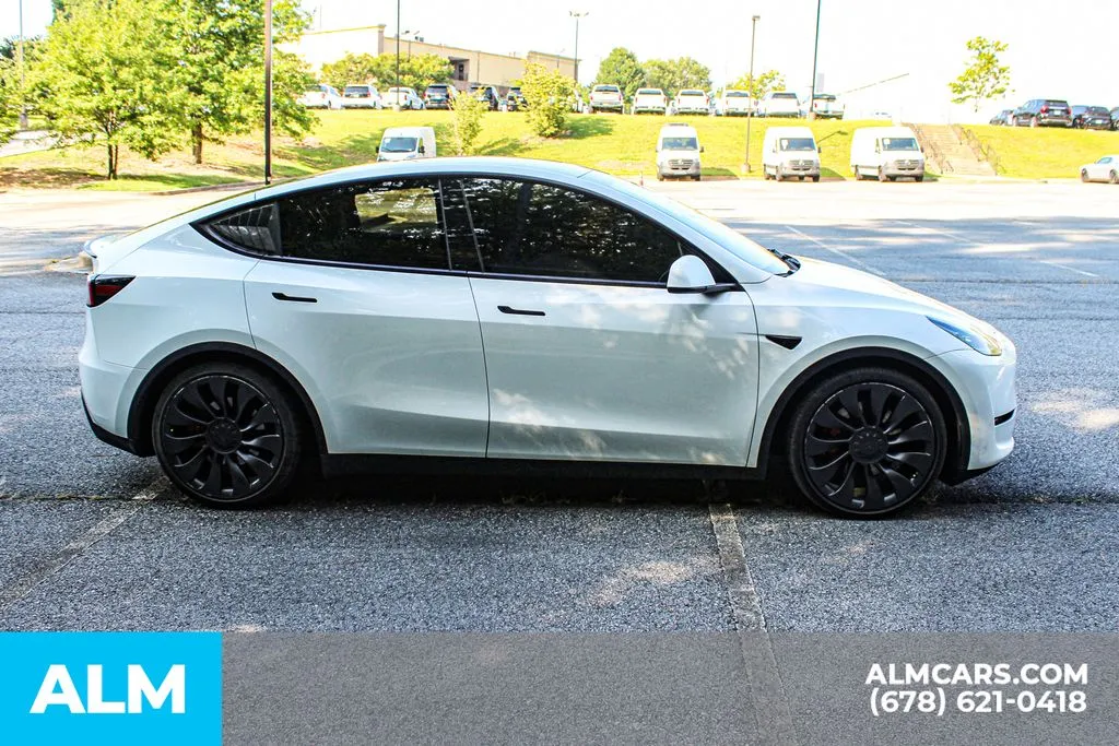 Tesla Model Y photo 8
