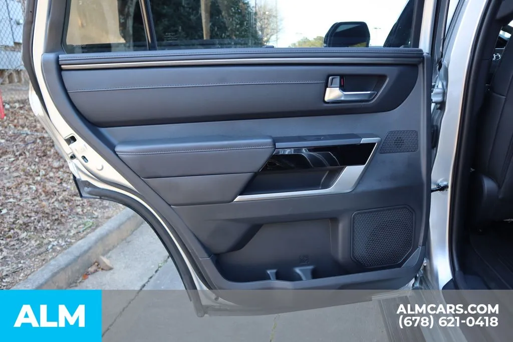 Toyota Sequoia photo 24