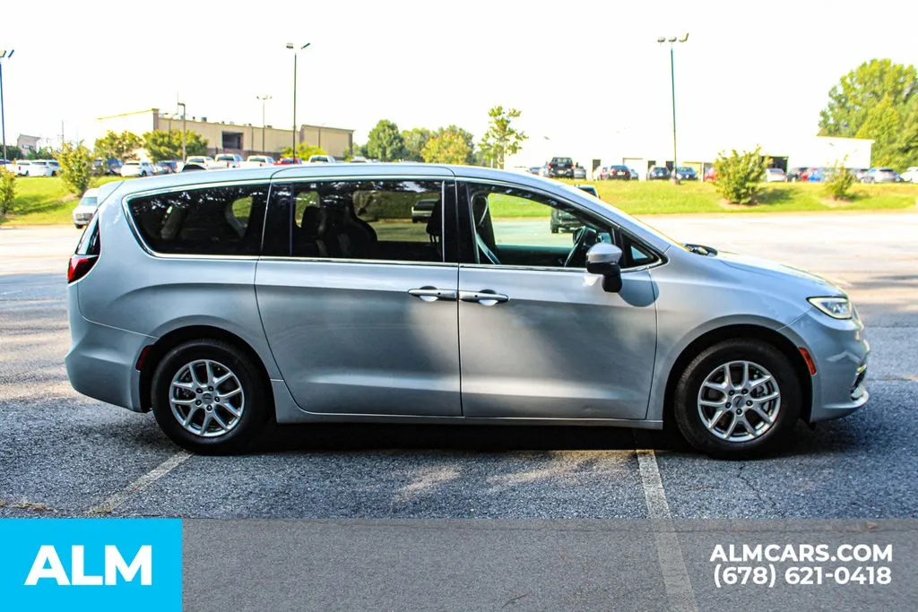 Chrysler Pacifica photo 8
