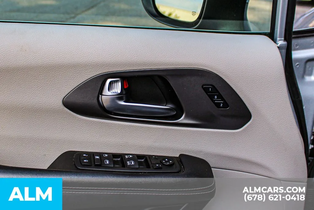 Chrysler Pacifica photo 38