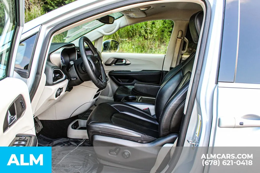 Chrysler Pacifica photo 16