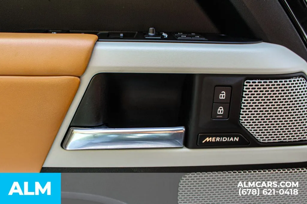 Land Rover Defender 130 photo 37