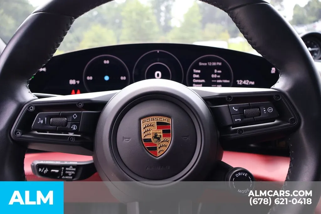 Porsche Taycan photo 30