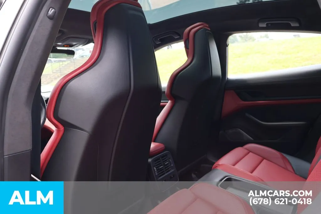 Porsche Taycan photo 18