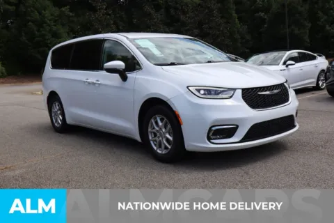 More photos of 2023 Chrysler Pacifica Touring L at ALM Gwinnett, GA