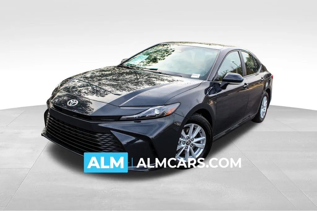 2025 Toyota Camry LE's photo