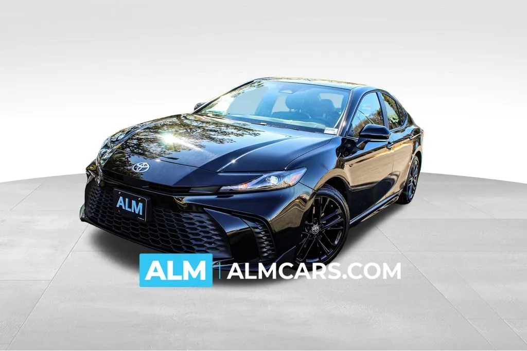 2025 Toyota Camry SE's photo