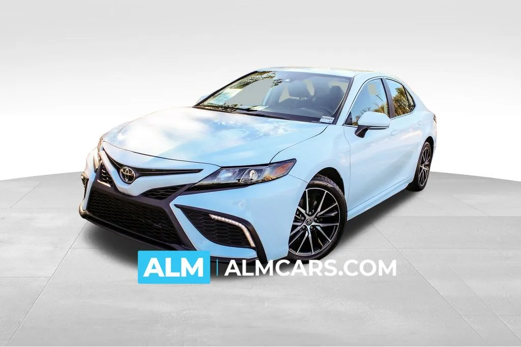 2023 Toyota Camry SE's photo