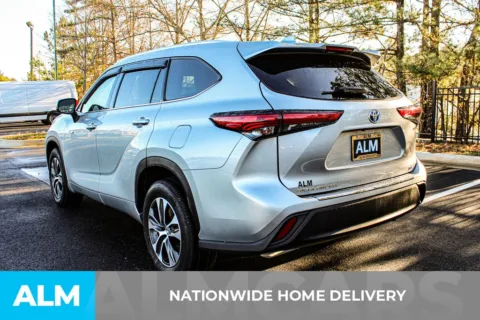 More photos of 2021 Toyota Highlander Hybrid XLE at ALM Mall of Georgia, GA