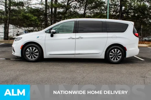 More photos of 2023 Chrysler Pacifica Hybrid Limited at ALM Mall of Georgia, GA