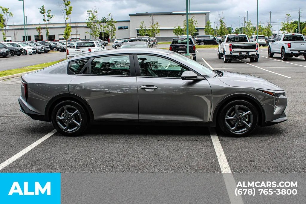 2025 Kia K4 LXS - Photo 9