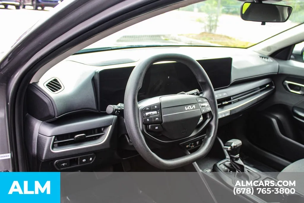 2025 Kia K4 LXS - Photo 32