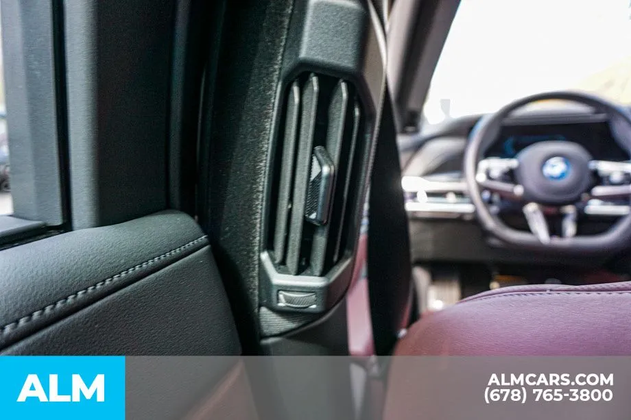 2025 BMW i7 50 - Photo 33
