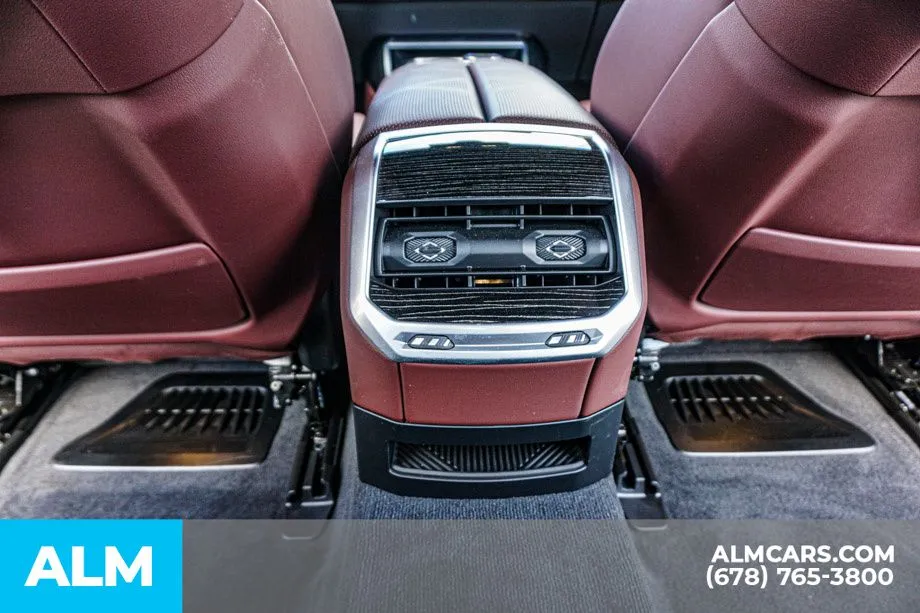 2025 BMW i7 50 - Photo 32