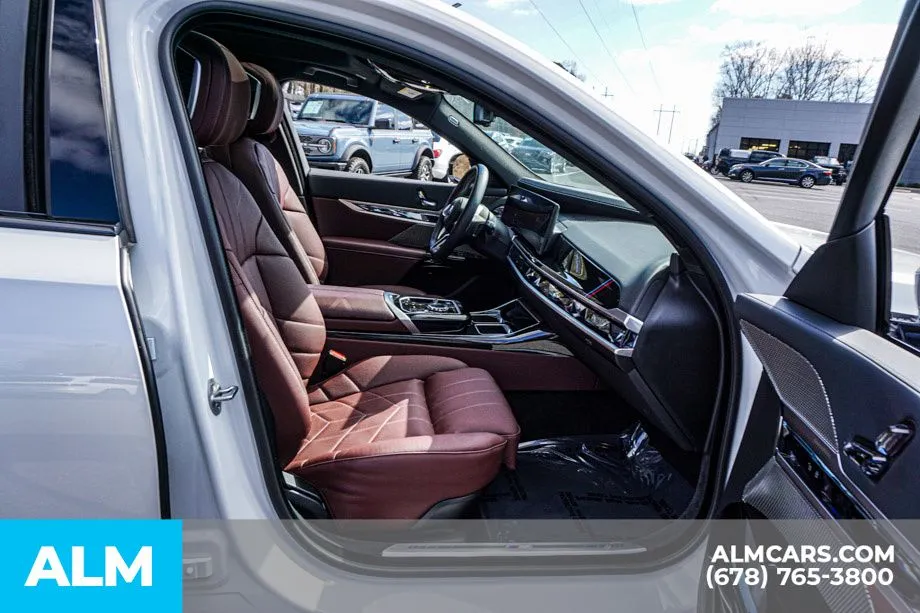 2025 BMW i7 50 - Photo 24