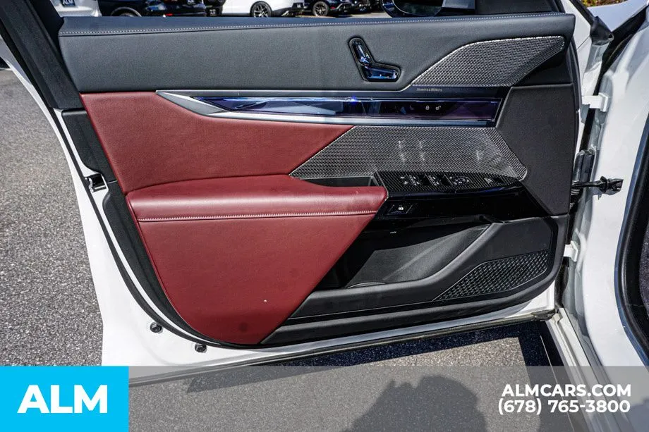 2025 BMW i7 50 - Photo 54