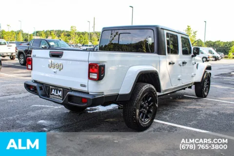 More photos of 2023 Jeep Gladiator Overland at ALM Mall of Georgia, GA