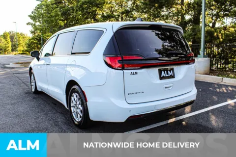 More photos of 2023 Chrysler Pacifica Touring L at ALM Mall of Georgia, GA