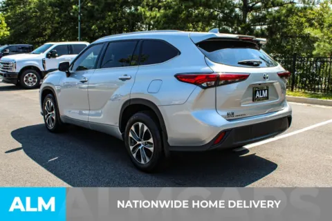 More photos of 2022 Toyota Highlander Hybrid XLE at ALM Mall of Georgia, GA