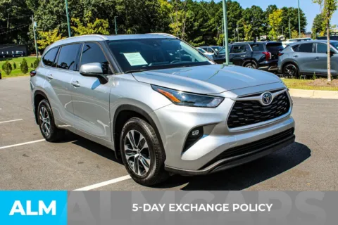 More photos of 2022 Toyota Highlander Hybrid XLE at ALM Mall of Georgia, GA