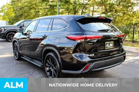 More photos of 2023 Toyota Highlander L at ALM Mall of Georgia, GA