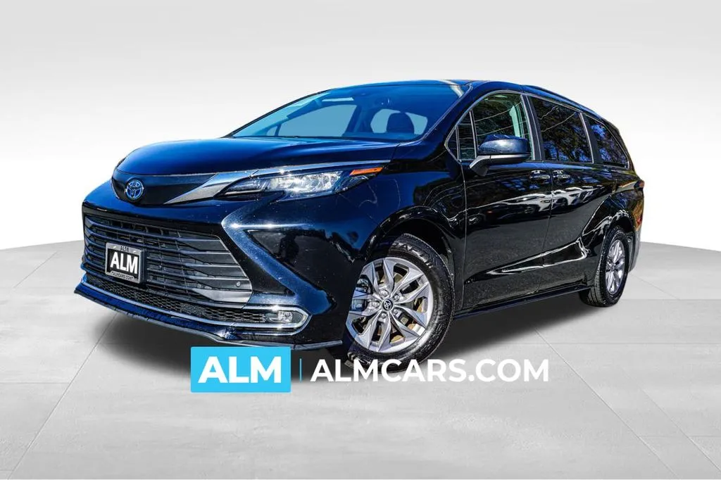 2024 Toyota Sienna XLE's photo