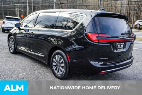 More photos of 2023 Chrysler Pacifica Hybrid Limited at ALM Marietta, GA