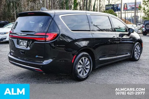 More photos of 2023 Chrysler Pacifica Hybrid Limited at ALM Marietta, GA
