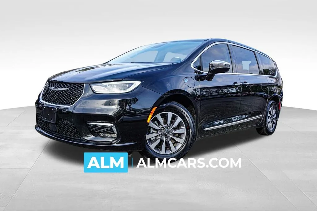 2023 Chrysler Pacifica Hybrid Limited's photo