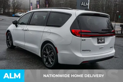 More photos of 2025 Chrysler Pacifica Limited at ALM Marietta, GA