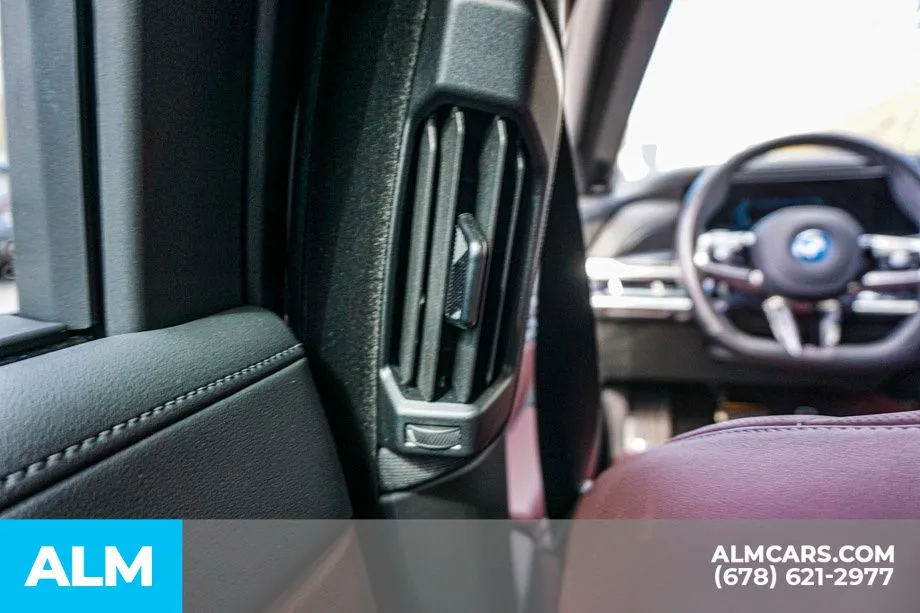 2025 BMW i7 50 - Photo 33