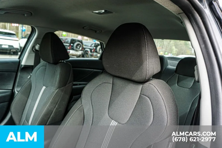 2025 Hyundai Elantra SE - Photo 18