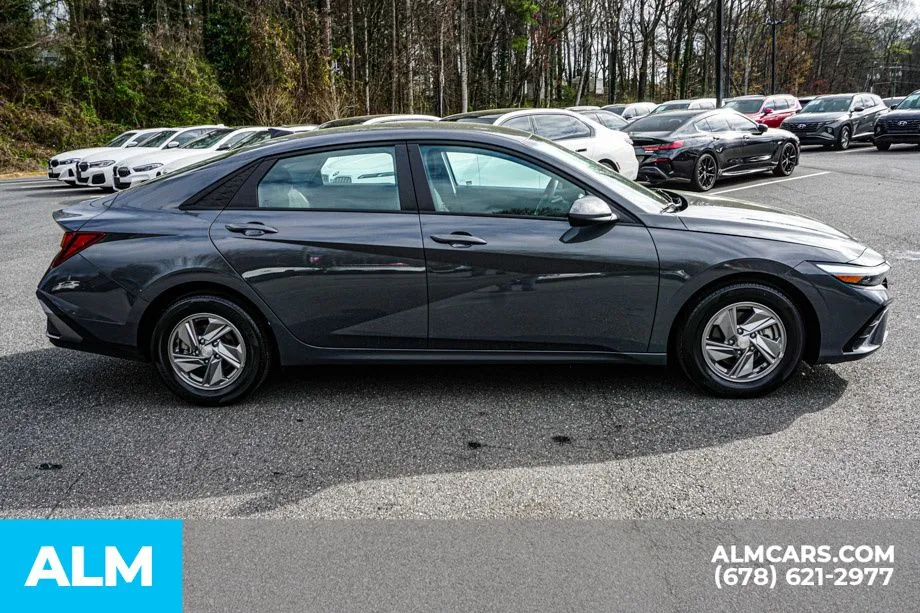 2025 Hyundai Elantra SE - Photo 9
