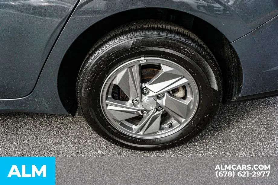 2025 Hyundai Elantra SE - Photo 17