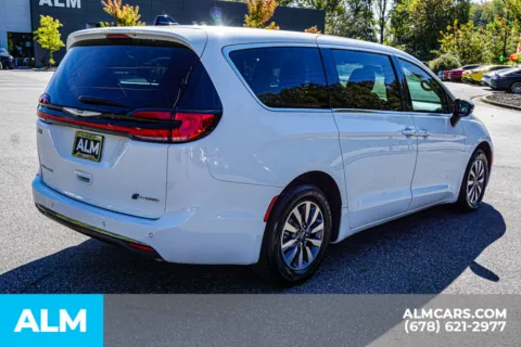 More photos of 2024 Chrysler Pacifica Hybrid Select at ALM Marietta, GA